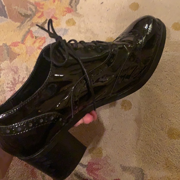PATENT LEATHER OXFORDS MADE BY EUROPEAN MINELLI! PURCHASED IN PARIS. SIZE 38. - Picture 4 of 7